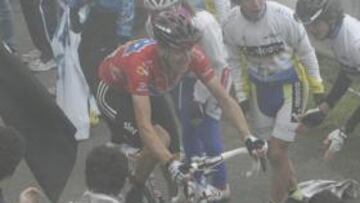 <b>SUFRIMIENTO. </b>Froome tira de Wiggins en las durísimas rampas del Angliru: se les escapaba el liderato.