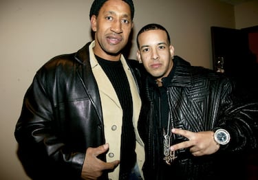 Ramón Luis Ayala Rodríguez venía de una familia de músicos, pero su sueño era ser jugador de béisbol. En 1992 se encontraba cerca de un tiroteo y una bala le alcanzó la pierna, su vida no corrió peligro, pero truncó su sueño de jugar profesionalmente al béisbol. En 1997 publicó su primer álbum de estudio.