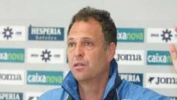 <b>MÁS DEFENSA.</B> El técnico sevillano ha pedido "mayor contundencia" en defensa a sus jugadores.