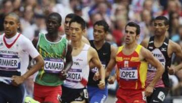 RE07 LONDRES (REINO UNIDO) 06/08/2012.- El español Kevin López (2d), durante una de las mangas de los 800m masculino de la competición de atletismo de los Juegos Olímpicos de Londres, Reino Unido, el 06 de agosto de 2012. EFE/Robert Ghement