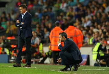 Ernesto Valverde y Michel en la banda.