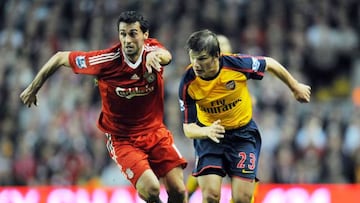 Arshavin, con Arbeloa durante un partido en Anfield.