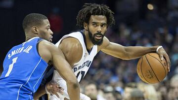 MEMPHIS, TN - OCTOBER 26: Mike Conley #11 of the Memphis Grizzlies with the ball and being guarded by Dennis Smith Jr. #1 of the Dallas Mavericks at the FedEx Forum on October 26, 2017 in Memphis, Tennessee. NOTE TO USER: User expressly acknowledges and agrees that, by downloading and or using this photograph, User is consenting to the terms and conditions of the Getty Images License Agreement. The Grizzlies defeated the Mavericks 96-91.   Wesley Hitt/Getty Images/AFP
 == FOR NEWSPAPERS, INTERNET, TELCOS &amp; TELEVISION USE ONLY ==
