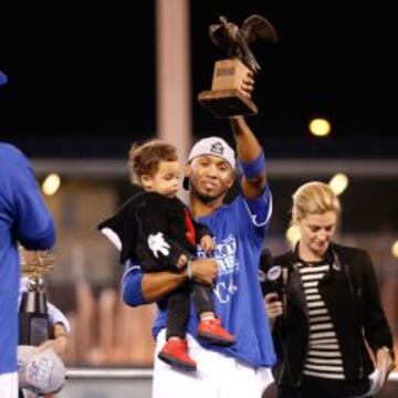 Alcides Escobar recoge el MVP de las Series de Campeonato junto a su hijo Massimiliano.