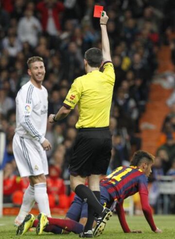 23-03-2014. Jornada 29 de la Liga BBVA. El Barcelona ganó 3-4 en el Bernabéu en un partido lleno de polémica. Los tres penaltis que indicó Undiano Mallenco y la expulsión de Sergio Ramos marcaron el encuentro. En la imagen, el momento de la expulsión del sevillano.