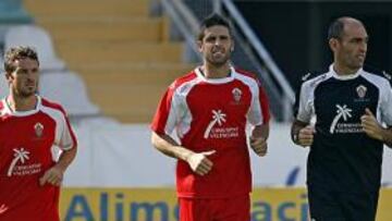 <b>CASTIGADO. </b>César Quesada, a la derecha de dos jugadores.