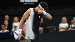El tenista estadounidense Ben Shelton se lamenta tras su derrota ante Roman Safiullin en el Torneo de Brisbane.