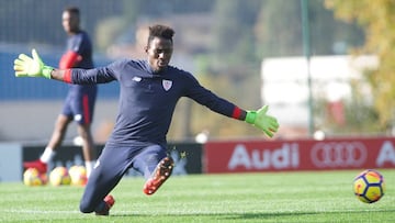 Chris Atangana, con la primera plantilla.