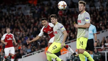 Arsenal&#039;s Chilean striker Alexis Sanchez (C) shoots to score their second goal during the UEFA Europa League Group H football match between Arsenal and FC Cologne at The Emirates Stadium in London on September 14, 2017. / AFP PHOTO / Adrian DENNIS
