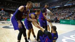 Los jugadores del Bar&ccedil;a ayudan a levantarse a Mirotic durante la final de la Supercopa ante el Real Madrid