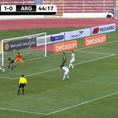 De rebote también vale: el extraño gol de Lautaro para Argentina en La Paz