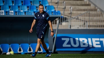 Sergio Francisco sigue un entrenamiento en Zubieta. / REAL SOCIEDAD