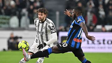 Turin (Italy), 22/01/2023.- Juventus' Manuel Locatelli (L) and Aatalanta's Jeremie Boga in action during the Italian Serie A soccer match Juventus FC vs Atalanta Bergamasca Calcio at the Allianz Stadium in Turin, Italy, 22 January 2023. (Italia) EFE/EPA/ALESSANDRO DI MARCO