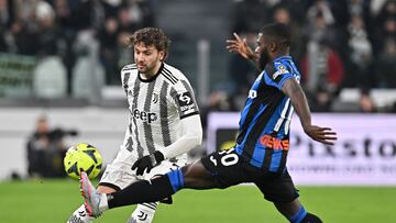 Turin (Italy), 22/01/2023.- Juventus' Manuel Locatelli (L) and Aatalanta's Jeremie Boga in action during the Italian Serie A soccer match Juventus FC vs Atalanta Bergamasca Calcio at the Allianz Stadium in Turin, Italy, 22 January 2023. (Italia) EFE/EPA/ALESSANDRO DI MARCO
