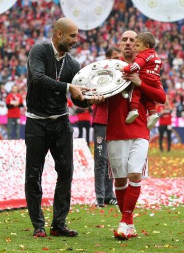 El Bayern homenajea a Guardiola tras ganar la Bundesliga