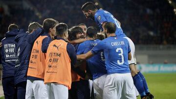 Candreva es abrazado por sus compañeros.