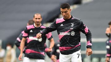 Cristiano Ronaldo se entrena con sus compañeros de la Juventus.