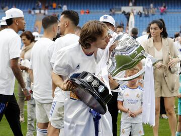 Modric besa el trofeo. 