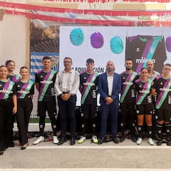 El Málaga presenta en plena Feria su segunda e impactante equipación