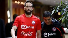 Bravo no entrena con la Roja y la opción de Camerún se aleja