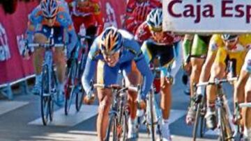 <b>DISPUTADO. </b>Thomas Dekker sprinta por delante de Karsten Kroon (derecha), que luego le superó.