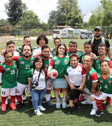 La presidenta de la federación mexicana de futbol de talla baja, Martha Elena Santos Arroyo, con integrantes del Tri