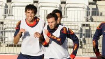 <b>CAMPEONES DEL MUNDO. </b>Javi Martínez y Mata, durante el entrenamiento de ayer.
