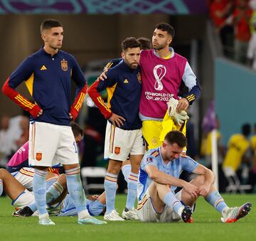 Los jugadores españoles desolados tras caer eliminados en la tanda de penaltis. 
