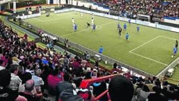 <b>ESPECTÁCULO. </b>El fútbol indoor se juega en superficie de césped artificial sobre un campo de 40 metros de largo por 20 de ancho.