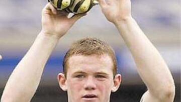 <b>GOODBYE. </b>Rooney parece despedirse de la afición del Everton.