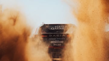 Al Attiyah con el Dacia del Dakar durante la etapa 1.