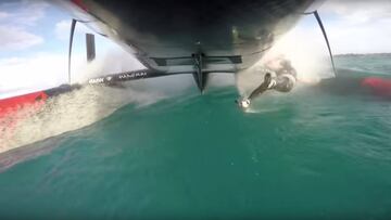 Graeme Spence cae debajo del catamarán.