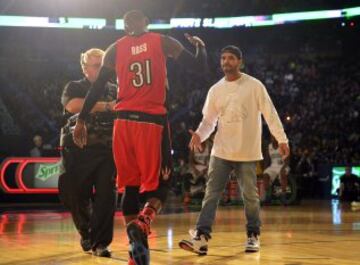 Drake junto a Terrence Ross durante el concurso de mates de 2014.