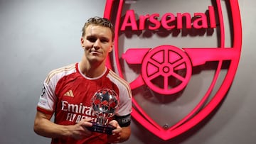 Martin ?degaard, jugador del Arsenal, posa con el trofeo de 'MVP' tras el partido de Champions League ante el PSV Eindhoven.