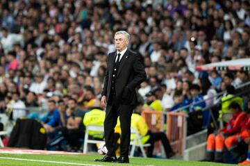 Ancelotti, entrenador del Real Madrid en la banda.