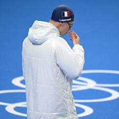 Why do swimmers wear a coat before competing in the swimming pool?