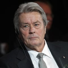 Confiscan 72 armas de fuego a Alain Delon por “un riesgo de suicidio importante”