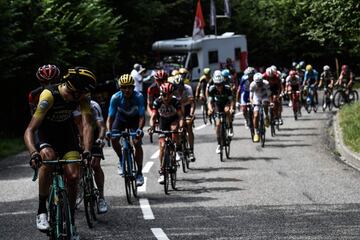 Protests and tear gas in the 16th stage of the Tour de France