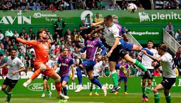 Asedio del Eibar en los ¨²ltimos minutos en El Sardinero.