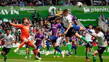 El Racing logra la permanencia a costa de meter en un lío al Eibar