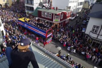 Las im芍genes del recibimiento a la selecci車n de Islandia