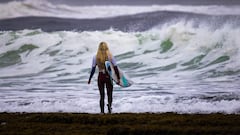 Cinco hombres agreden a las semifinalistas de una competición de surf