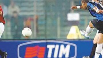 <b>GOLAZO. </b>Adriano marcó así el primer gol del Inter. Ferrari vuelve la cara ante la potencia del tiro.