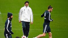 Temporary coach of Real Madrid CF, Argentinian former player Santiago Solari (C), looks at Real Madrid&#039;s Spanish midfielder Isco (L) and Real Madrid&#039;s Welsh forward Gareth Bale during a training session at the Ciudad Real Madrid training facilit