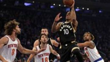 DeMar DeRozan lanza ante Robin Lopez.