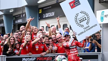 Ducati celebró auer el título de equipos, que se une al de constructores a la espera del de pilotos.