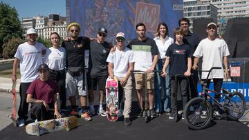 Atletas y representantes de las instituciones y la organización posan en la Plaza de Colón para presentar el Madrid Urban Sports 2022.