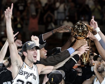 Los San Antonio Spurs se impusieron a los Detroit Pistons en una serie de siete partidos en las finales de Conferencia de 2005. Ginóbili se alzaría con su segundo anillo de campeón.