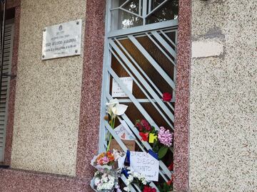 Flores en la casa donde vivió Maradona.