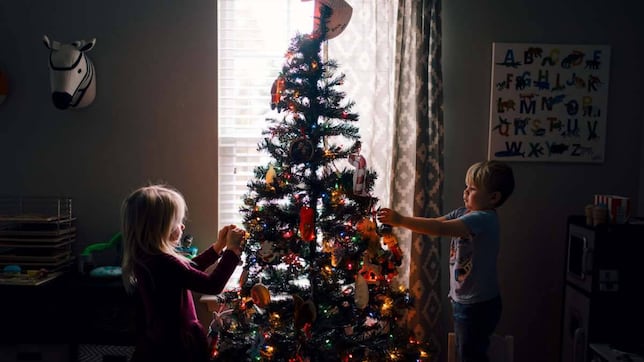 Fin a la mentira: la fecha ideal para poner el árbol de Navidad en casa 9 Merca2.es La magia de decorar el árbol de Navidad